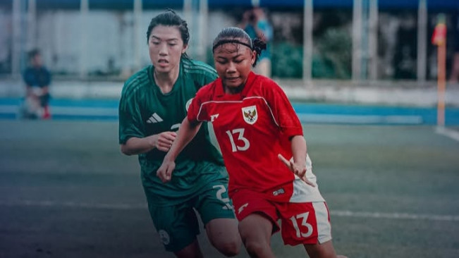 Pemain Timnas Putri Indonesia U-17 coba melewati pengawalan ketat pemain Macau. [Instagram]
